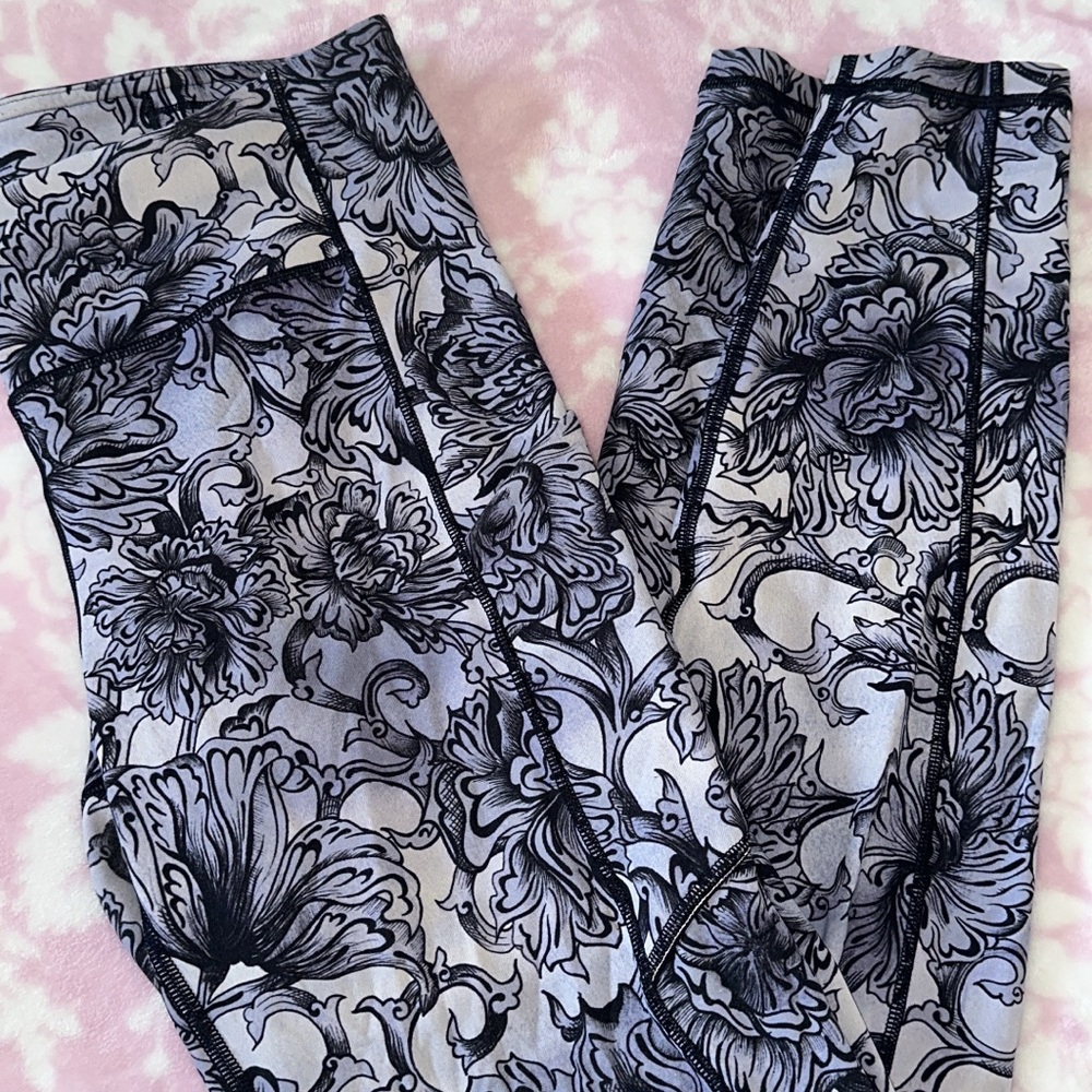 Floral Print Leggings in Black and Light Gray